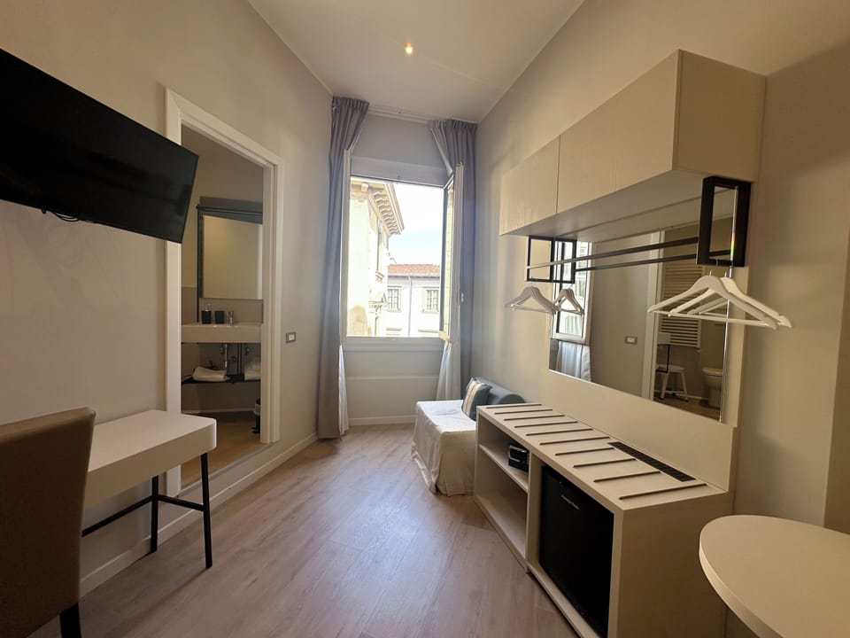 Comfort Triple Room, City View | Desk, WiFi (free), bed sheets