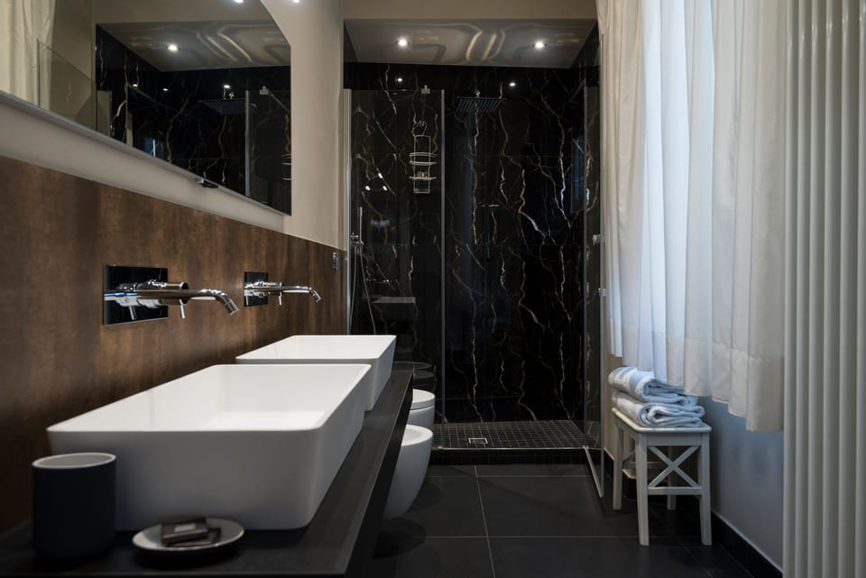 Superior Room, 1 Double Bed (Guelfa Annex) | Bathroom | Combined shower/tub, free toiletries, hair dryer, slippers