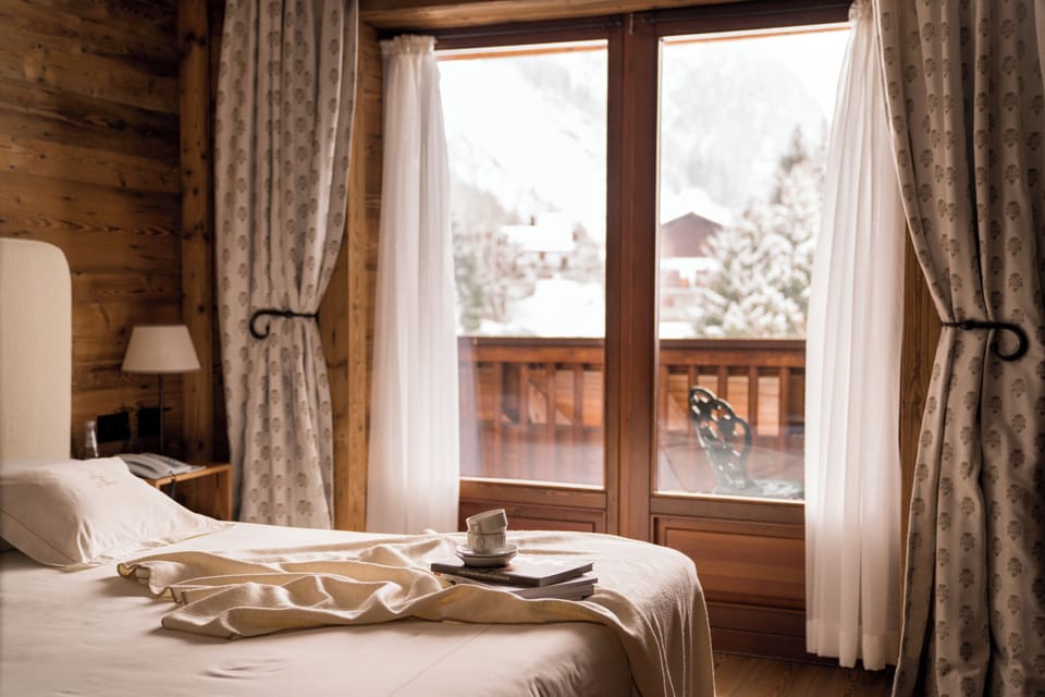 Premium bedding, down comforters, minibar, in-room safe