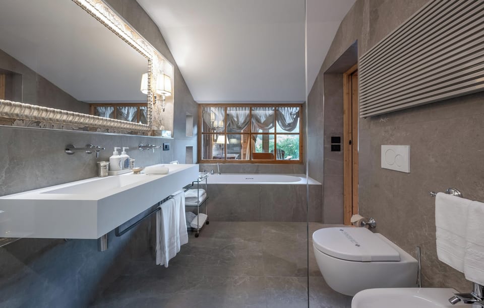 Suite, Hot Tub (Rocher, Sauna) | Bathroom | Designer toiletries, hair dryer, bathrobes, slippers