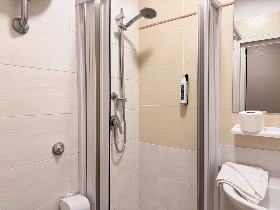 Basic Single Room | Bathroom | Shower, eco-friendly toiletries, hair dryer, towels
