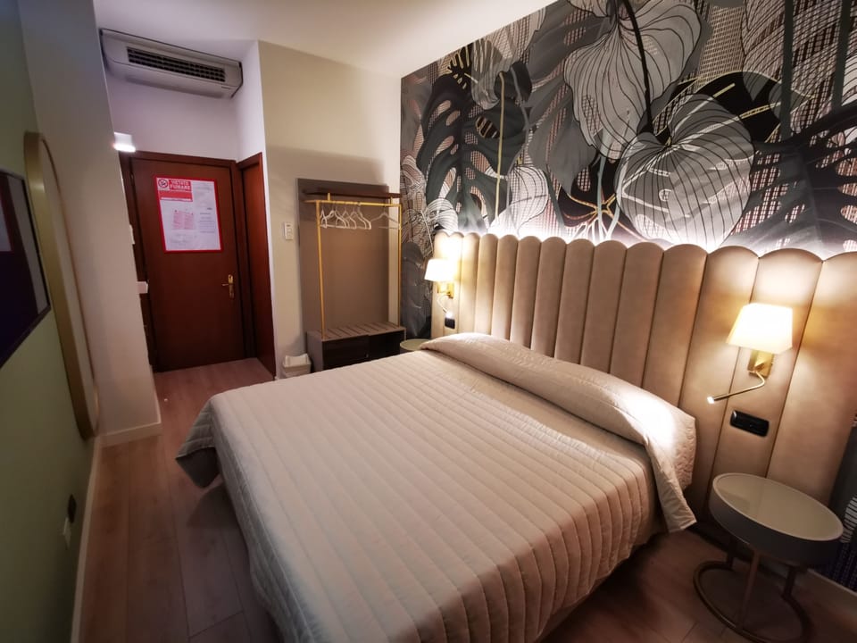 Double Room, Ensuite | Minibar, in-room safe, desk, blackout drapes