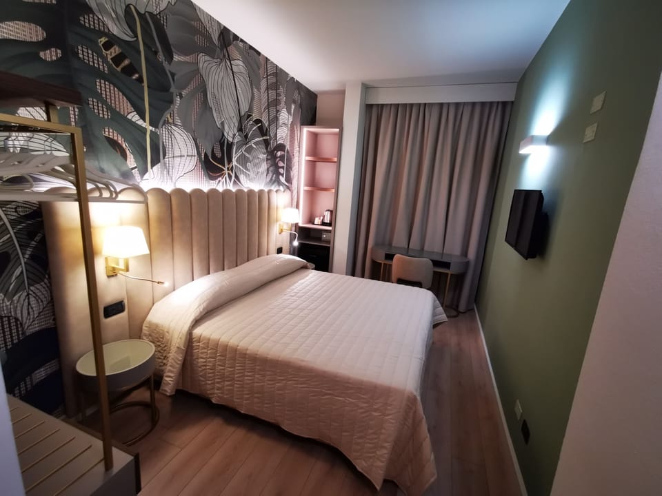 Double Room, Ensuite | Minibar, in-room safe, desk, blackout drapes
