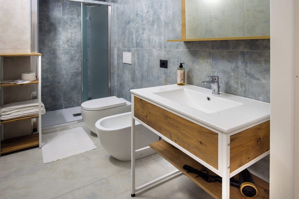 Shower, rainfall showerhead, free toiletries, hair dryer