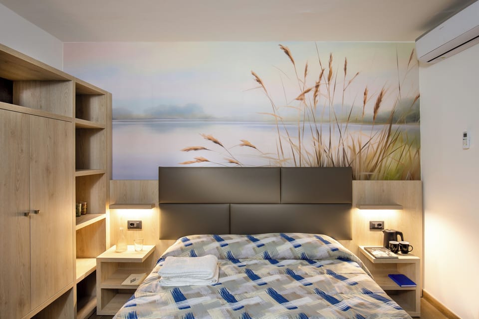 Superior Room | Minibar, in-room safe, desk, laptop workspace