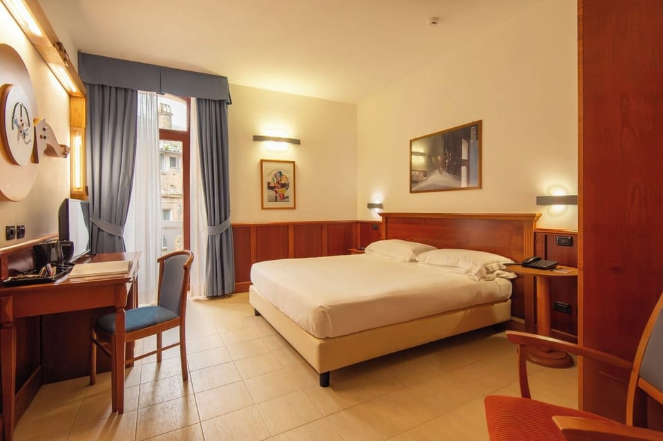 Executive Room | Minibar, in-room safe, blackout drapes, soundproofing