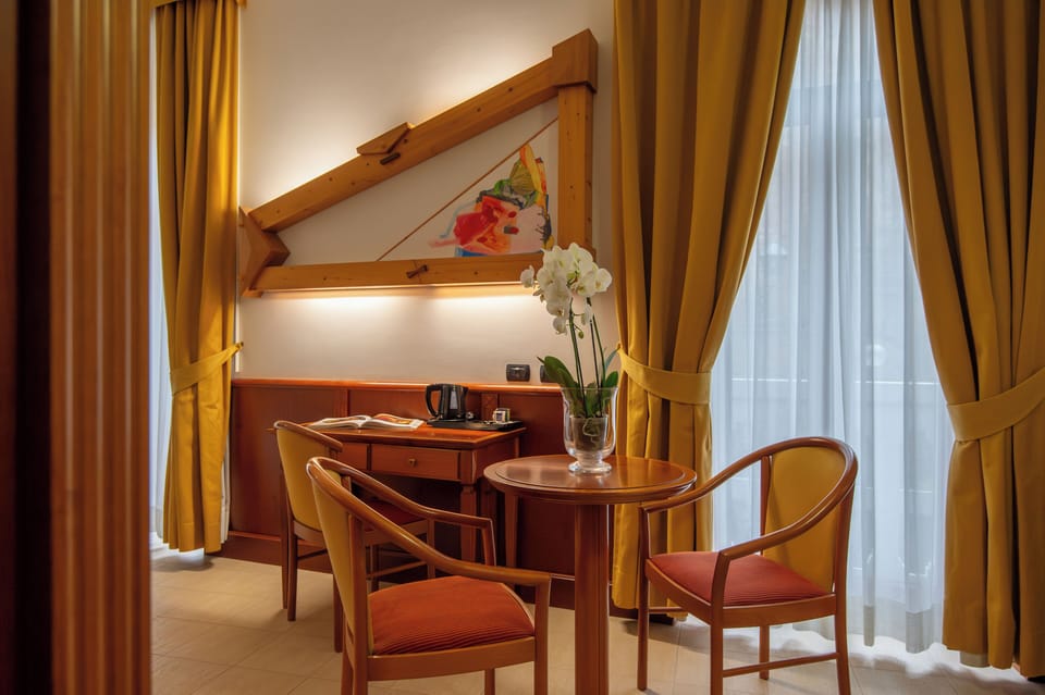 Junior Double Room | Minibar, in-room safe, blackout drapes, soundproofing
