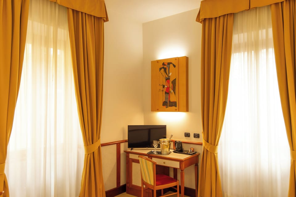 Standard Double Room | Minibar, in-room safe, blackout drapes, soundproofing