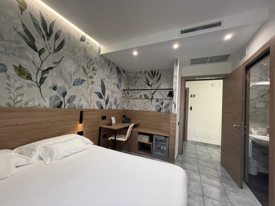 Standard Double Room | Minibar, in-room safe, desk, soundproofing