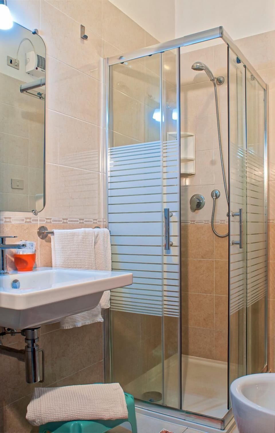 Double Room | Bathroom | Shower, hair dryer, bidet, towels