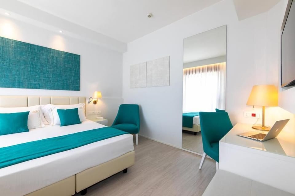 In-room safe, desk, laptop workspace, free WiFi