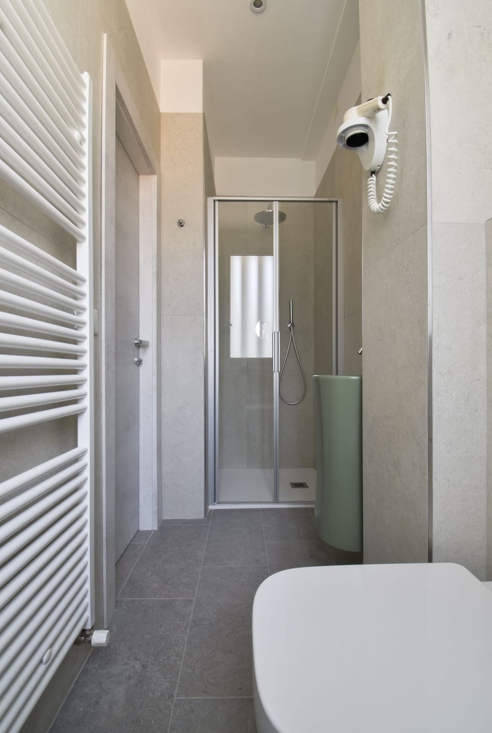 Executive Room | Bathroom | Shower, hair dryer, bidet, towels