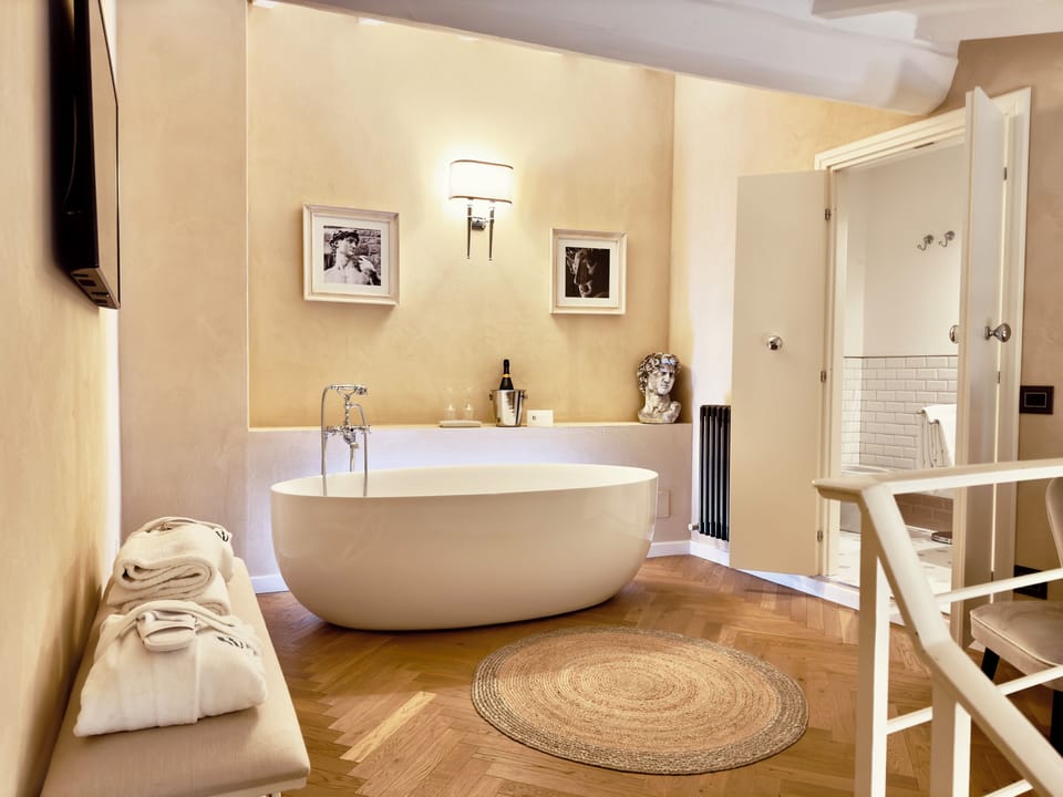 Junior Studio Suite | Bathroom | Free toiletries, hair dryer, bathrobes, slippers