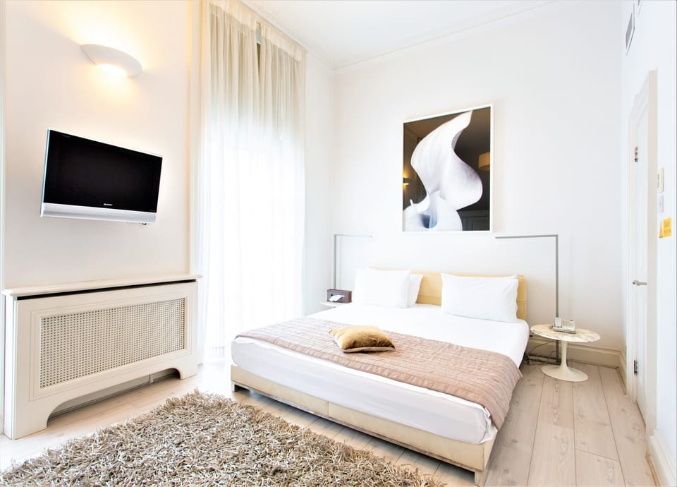 Deluxe Room | In-room safe, desk, iron/ironing board, free WiFi