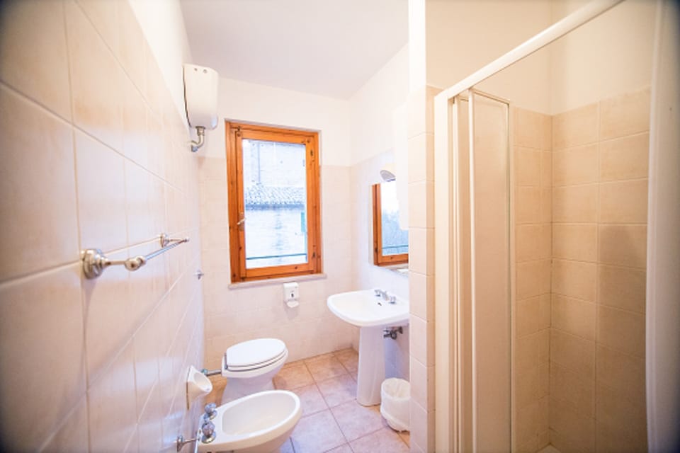 Double Room | Bathroom | Free toiletries, hair dryer, bidet
