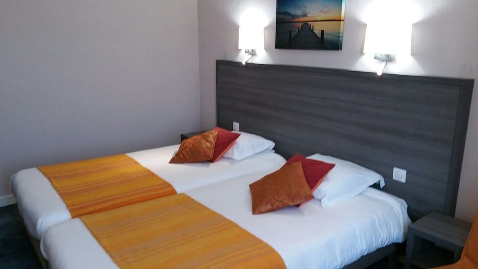Premium bedding, in-room safe, desk, blackout drapes