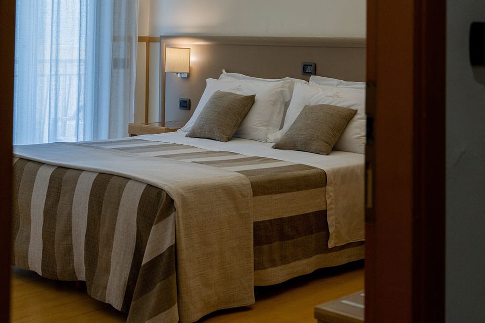 Classic Triple Room | In-room safe, desk, free WiFi, bed sheets