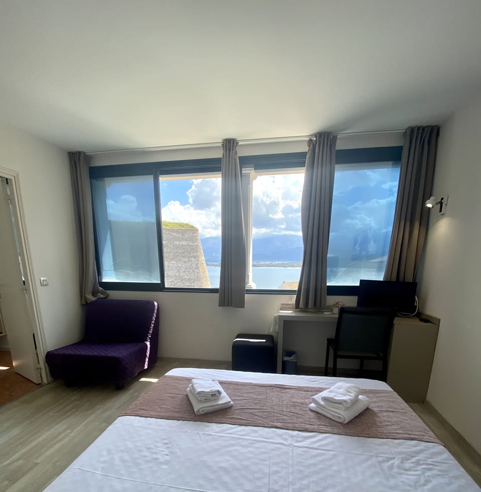 Triple Room | Desk, soundproofing, free cribs/infant beds, free rollaway beds