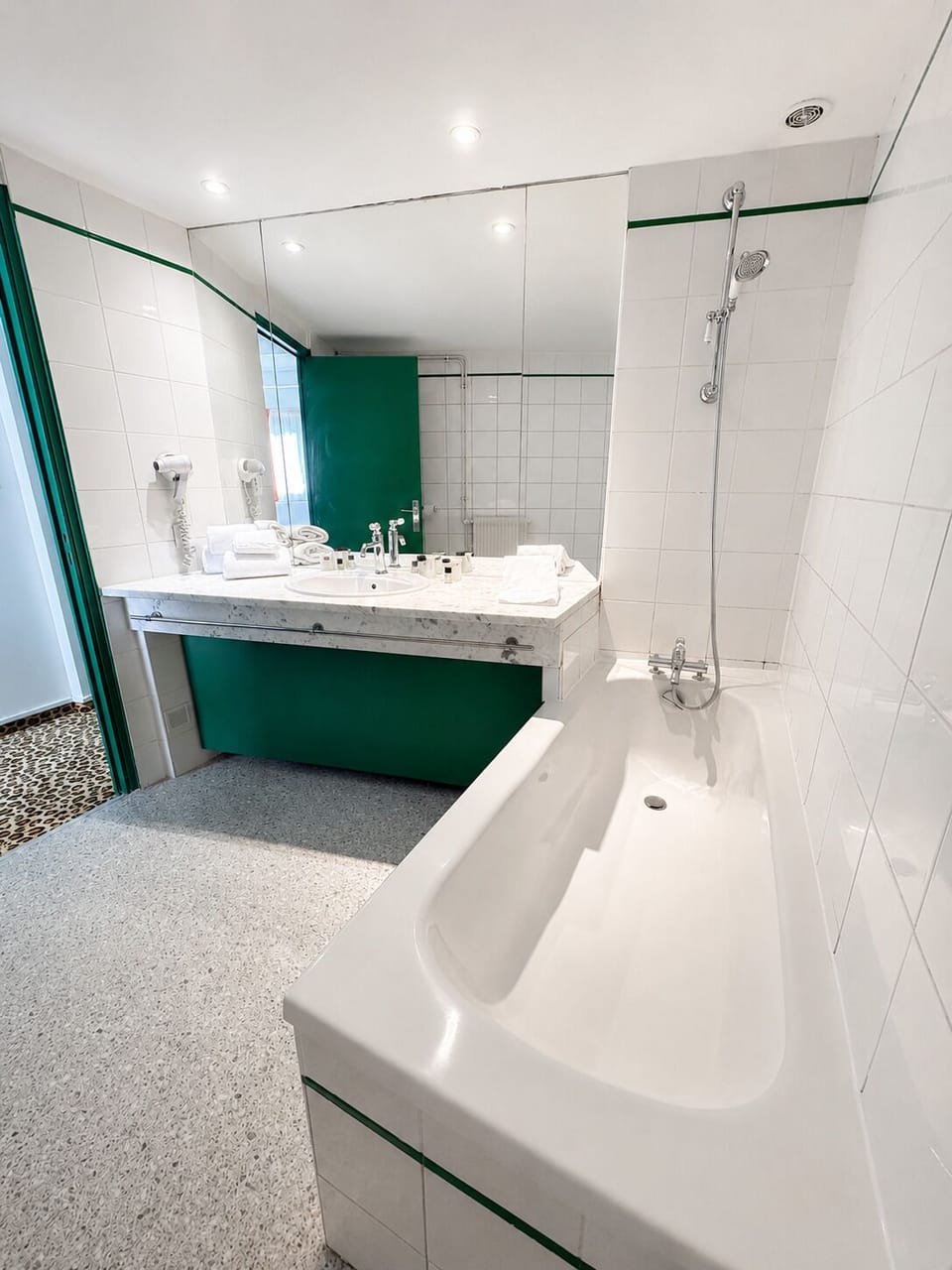 Comfort Double Room | Bathroom | Free toiletries, hair dryer, towels, soap
