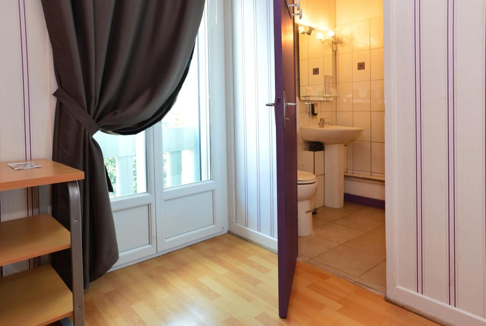Combined shower/tub, free toiletries, hair dryer, towels