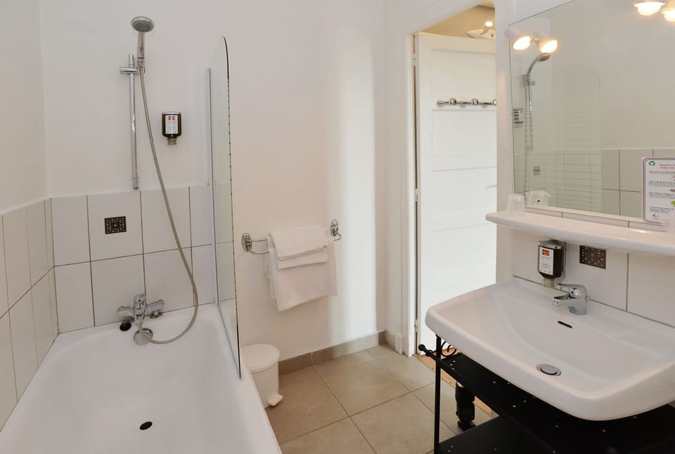Comfort Double Room, 1 Queen Bed | Bathroom | Combined shower/tub, free toiletries, hair dryer, towels