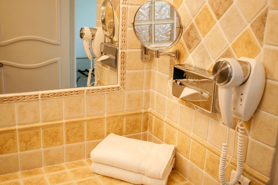 Superior Double Room, Balcony | Bathroom | Free toiletries, hair dryer, towels