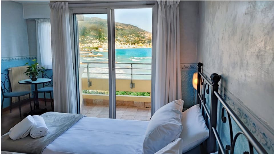 Chambre Supérieure | Minibar, in-room safe, soundproofing, iron/ironing board