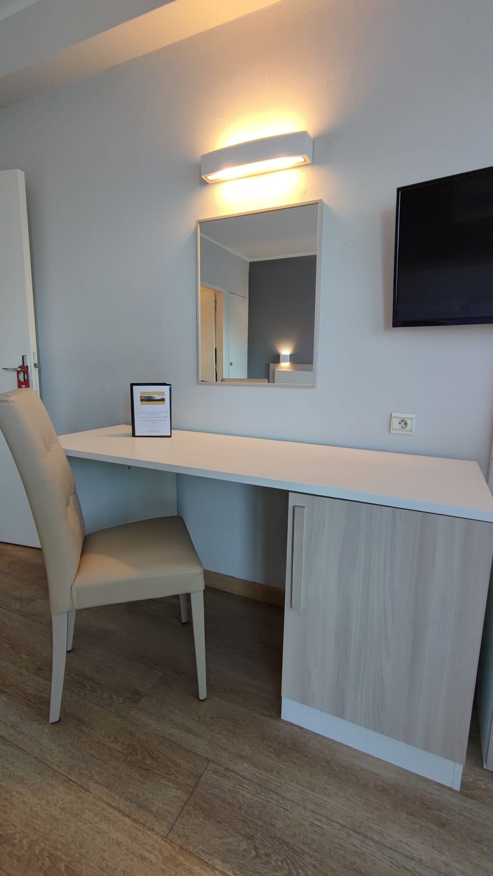 Chambre Supérieure | Minibar, in-room safe, soundproofing, iron/ironing board