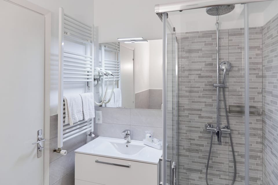 Chambre Supérieure | Bathroom | Free toiletries, hair dryer, bidet, towels