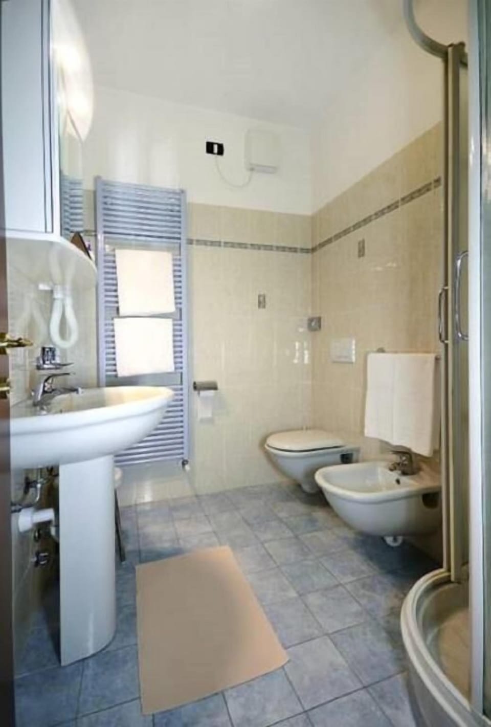 Comfort Double Room, Annex Building | Bathroom | Shower, free toiletries, hair dryer, bidet