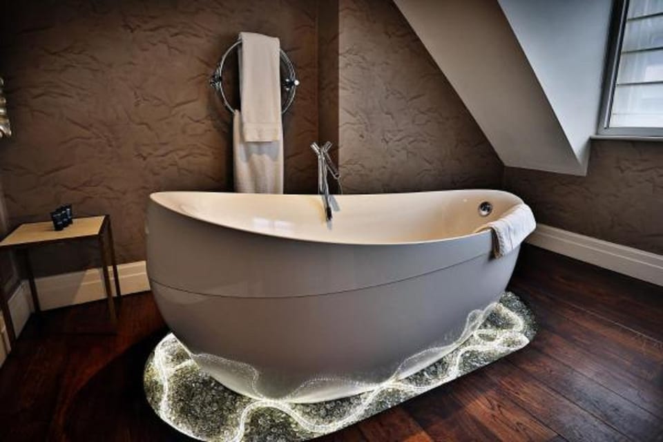 Loft Suite (Super King) | Bathroom | Combined shower/tub, free toiletries, hair dryer, bathrobes