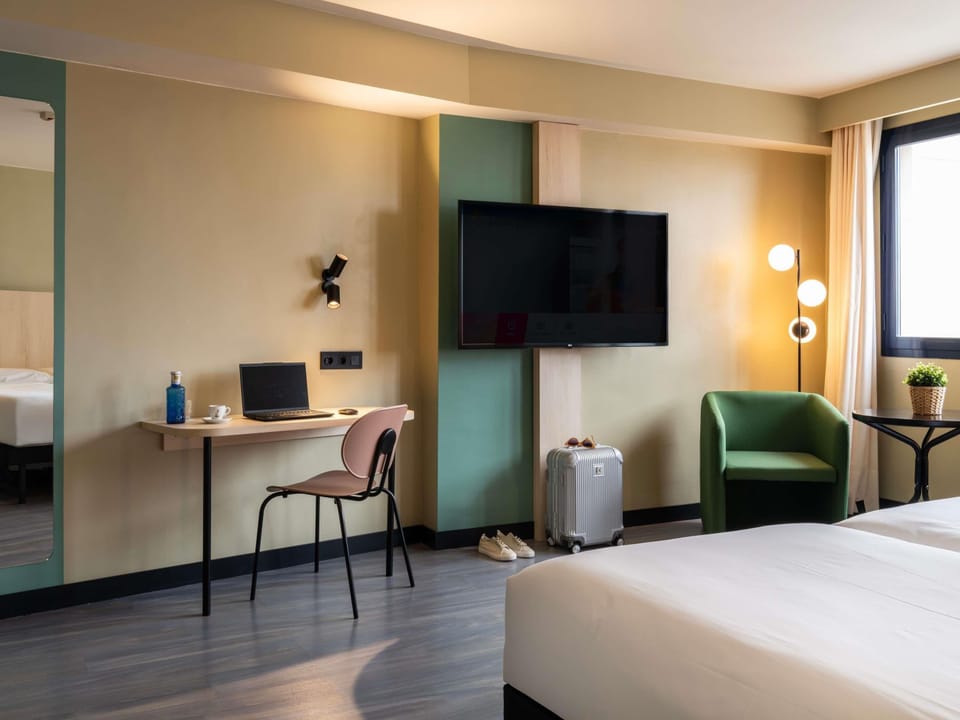 Triple Room | In-room safe, desk, free WiFi, bed sheets