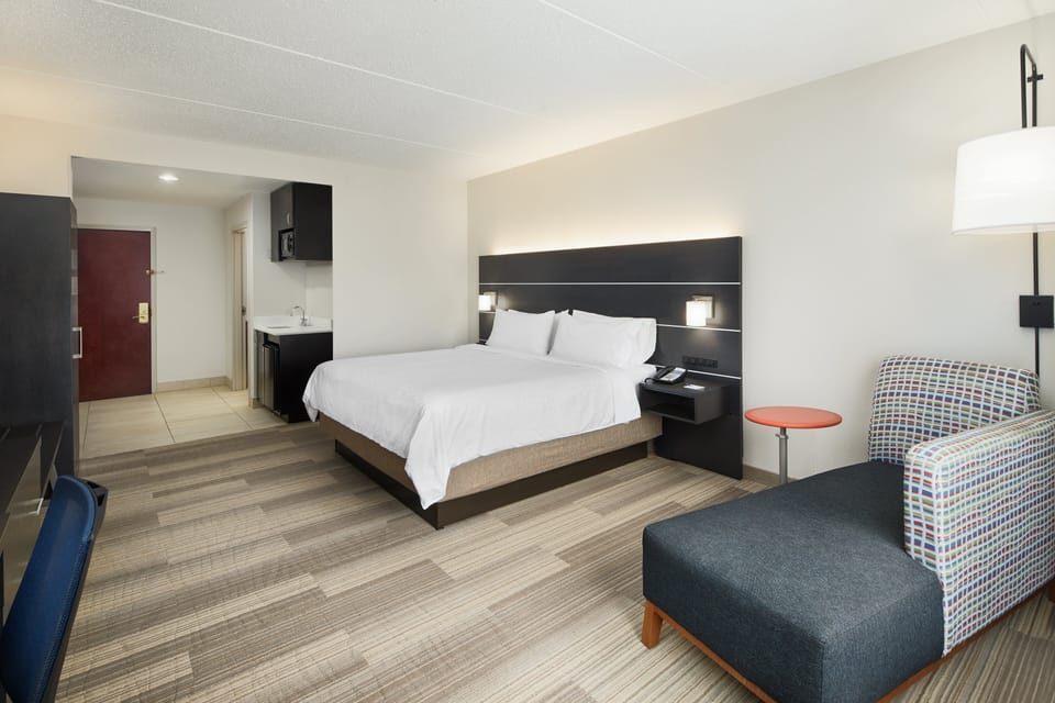 Premium bedding, in-room safe, desk, blackout drapes