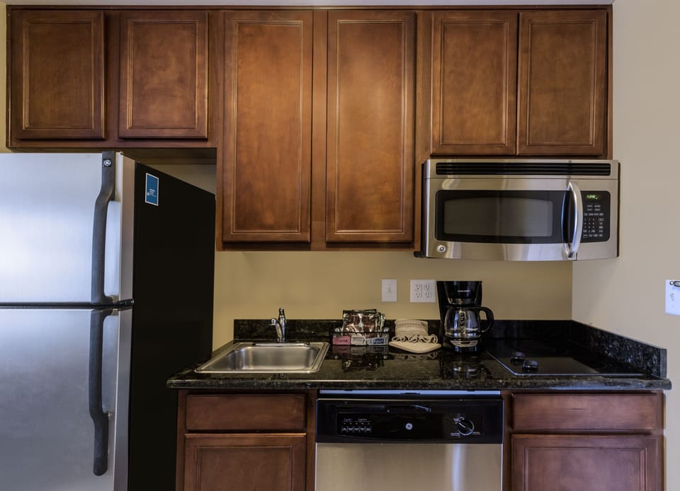 Full-size fridge, microwave, stovetop, dishwasher