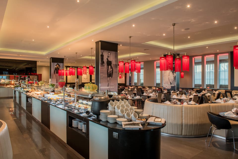 2 restaurants; breakfast and dinner served
