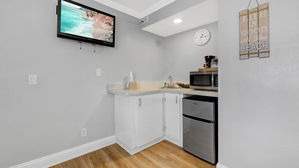 Deluxe Suite, Kitchenette, Partial Sea View | Private kitchenette | Mini-fridge, microwave, coffee/tea maker, toaster