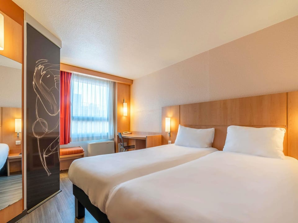Premium bedding, desk, soundproofing, free WiFi