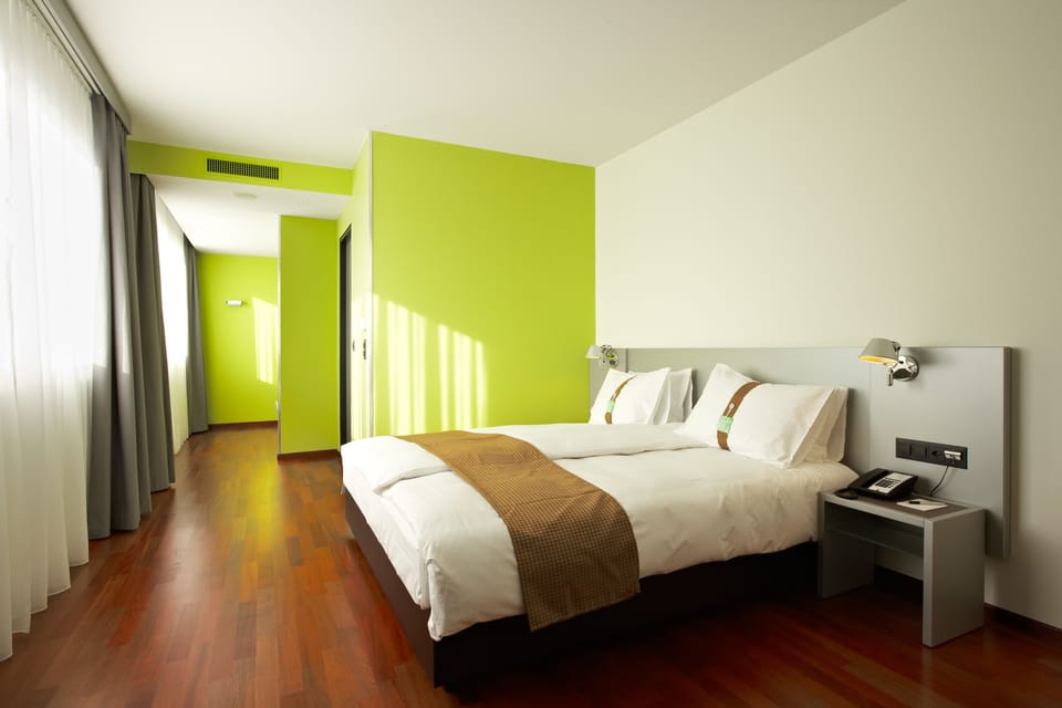 Premium Room, 1 King Bed, Corner | Hypo-allergenic bedding, in-room safe, desk, laptop workspace