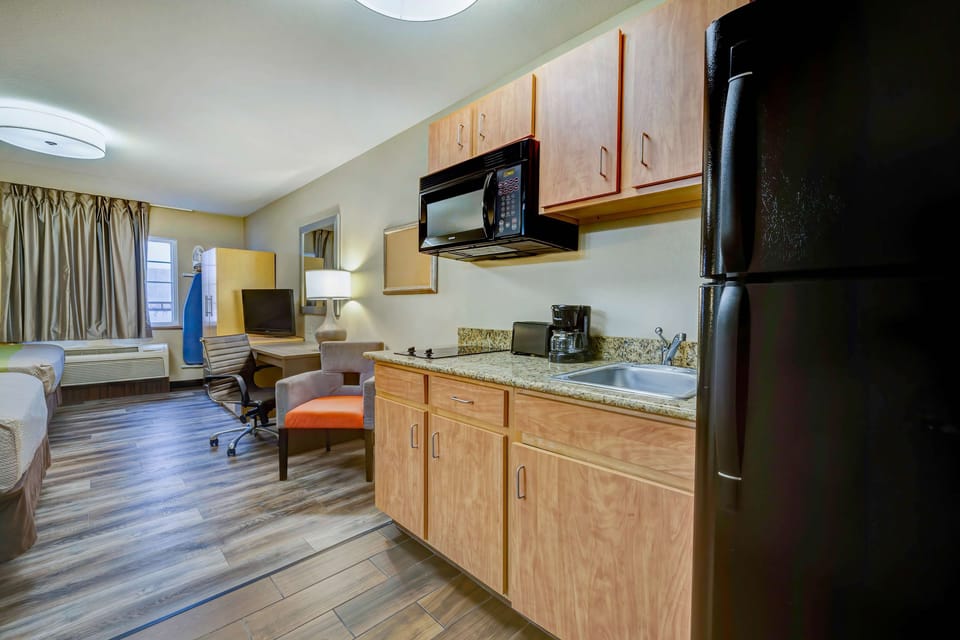 Coffee/tea maker, fridge, microwave, stovetop