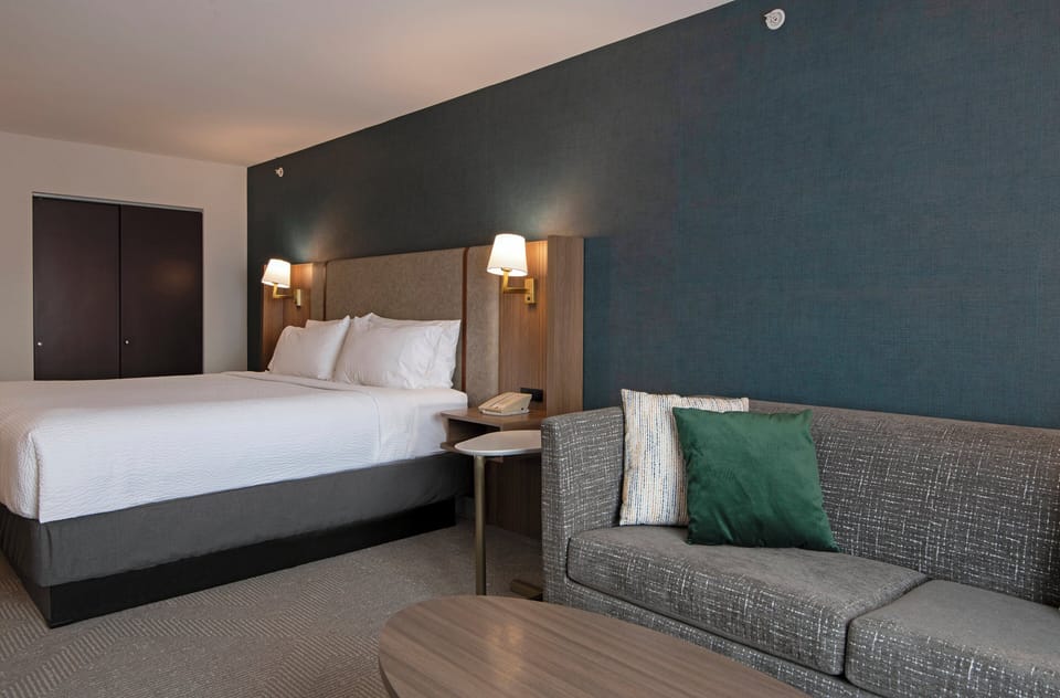 Pillowtop beds, in-room safe, desk, laptop workspace