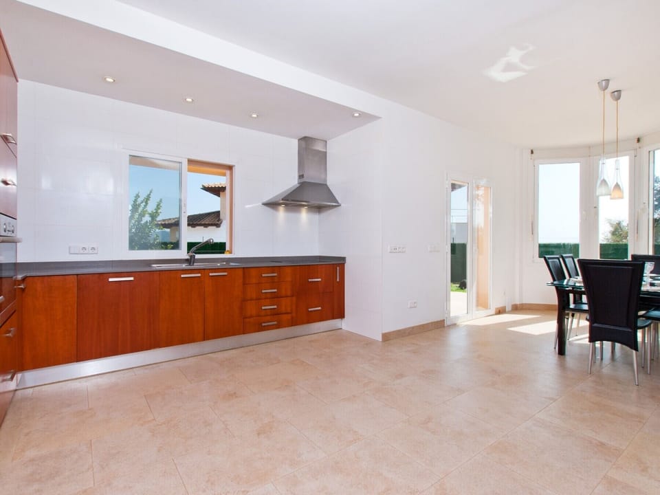 Large, modern and fully equipped kitchen near to the dinning table.