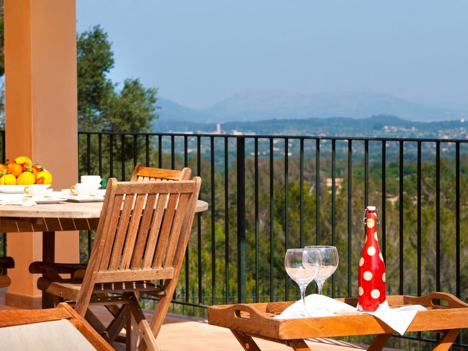 Outdoor dining table in the courtyard  with magnificent mountain views.