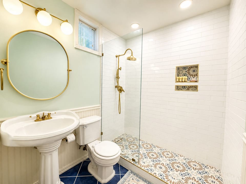 Standard Double or Twin Room | Bathroom | Free toiletries, hair dryer, towels