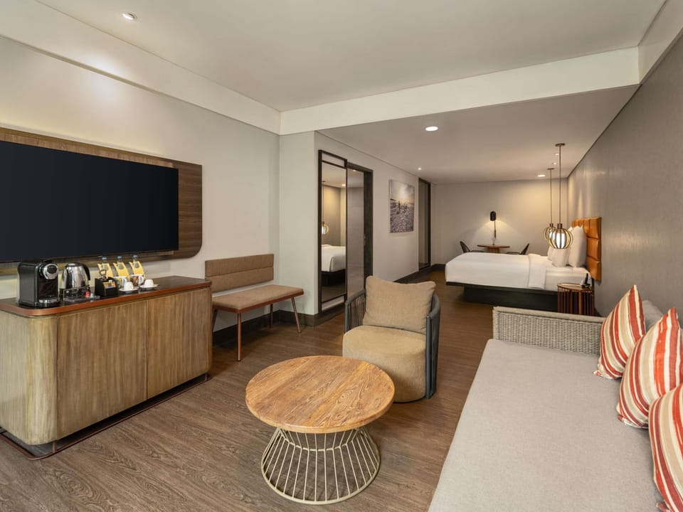Deluxe Room, 1 King Bed, Garden View (Premium) | Premium bedding, in-room safe, desk, laptop workspace