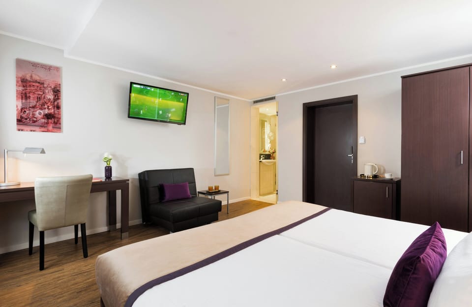 Deluxe Double or Twin Room, 1 Bedroom | In-room safe, desk, blackout drapes, soundproofing