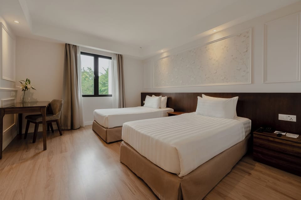 Deluxe Room | 1 bedroom, minibar, in-room safe, desk