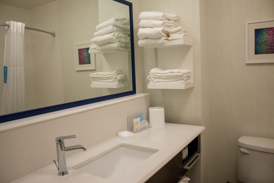 Standard Room, 2 Queen Beds, Non Smoking | Bathroom | Hydromassage showerhead, free toiletries, hair dryer, towels