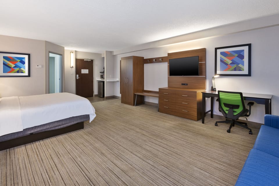 Standard Room, 1 King Bed with Sofa bed | In-room safe, desk, blackout drapes, iron/ironing board