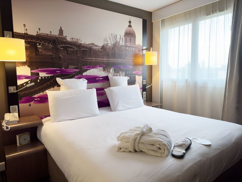 Privilege, Double Room, 1 Double Bed | Minibar, in-room safe, blackout drapes, soundproofing