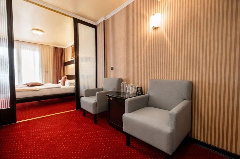 Deluxe Room | Premium bedding, in-room safe, desk, blackout drapes